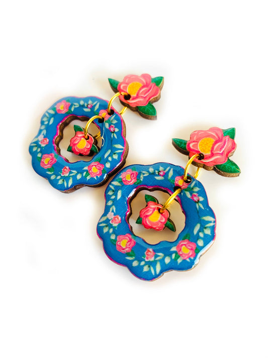 Dangle flower earrings bold wooden and resin.