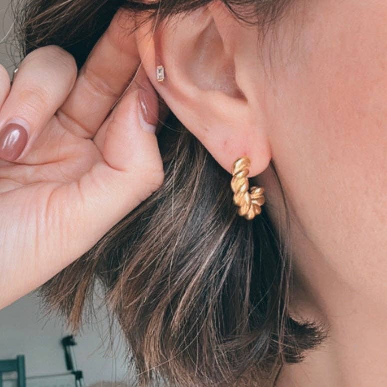 Stud hoops in a twisted rope design. Gold plated.