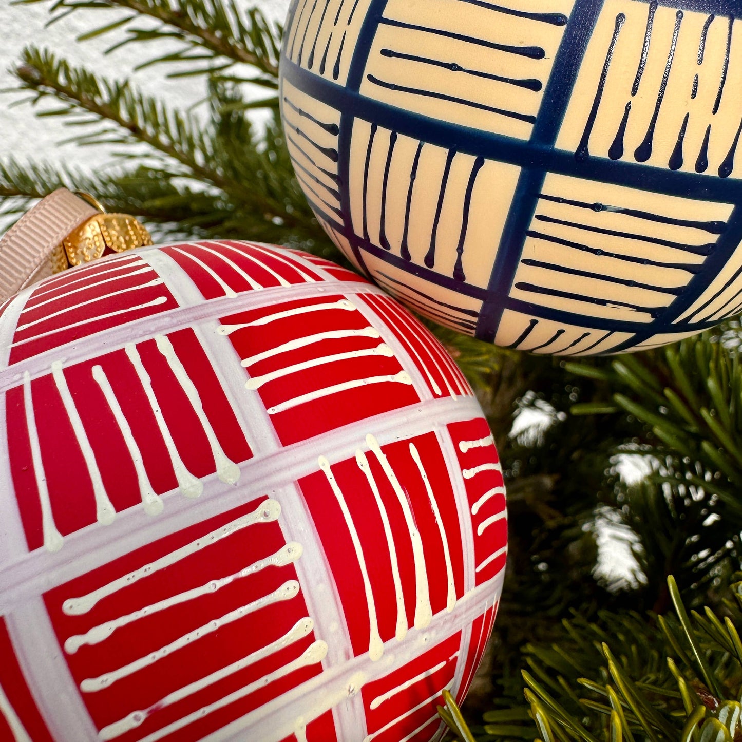 Lines Glass Bauble Natural on Red, 8cm