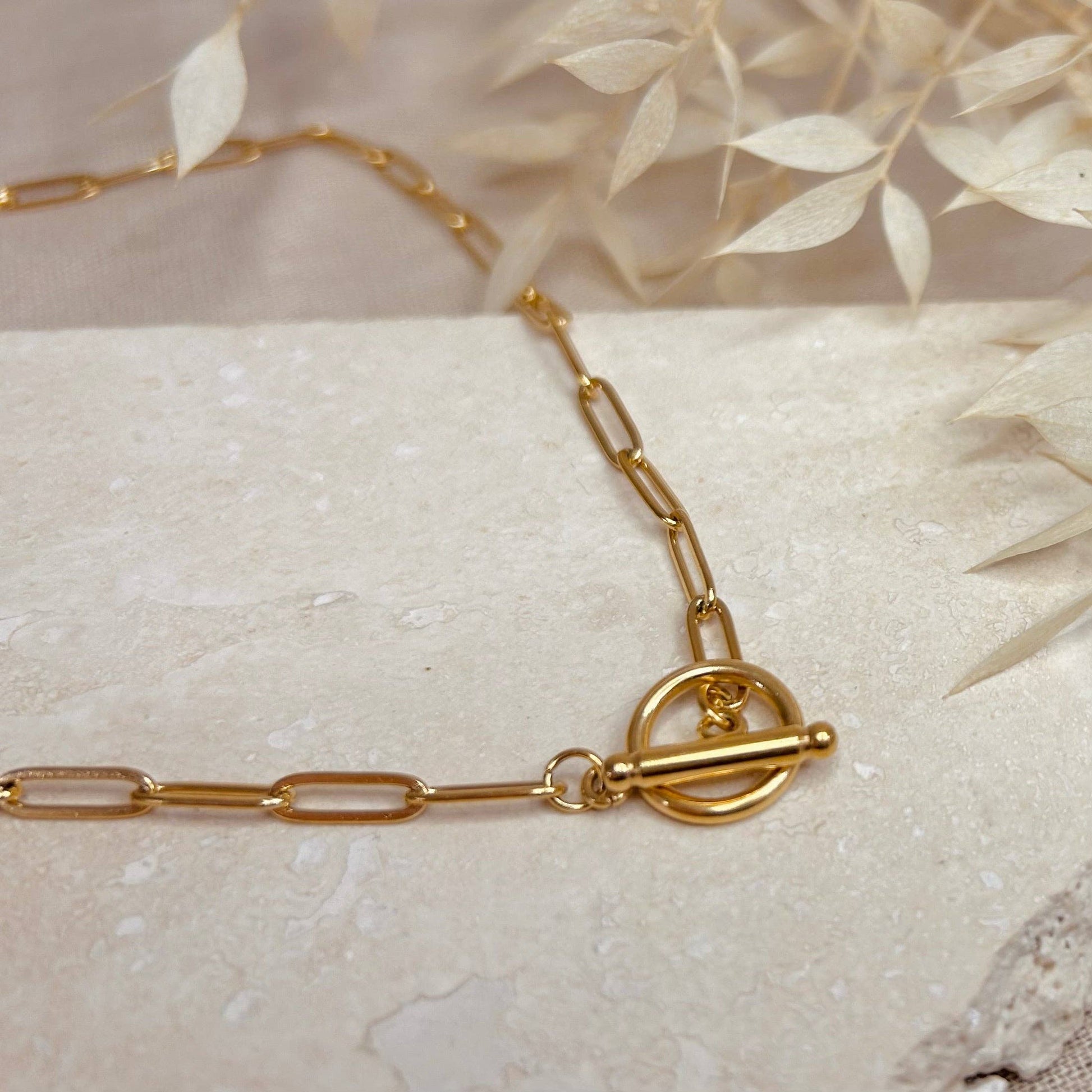 Bar clasp chain necklace in 18 karat plated gold.