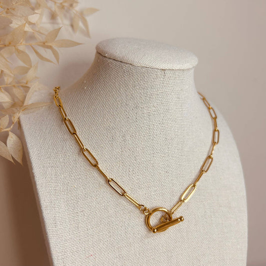 Bar clasp chain necklace in 18 karat plated gold.