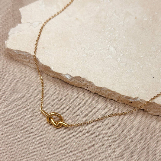 Gold plated simple knot detail chain necklace.