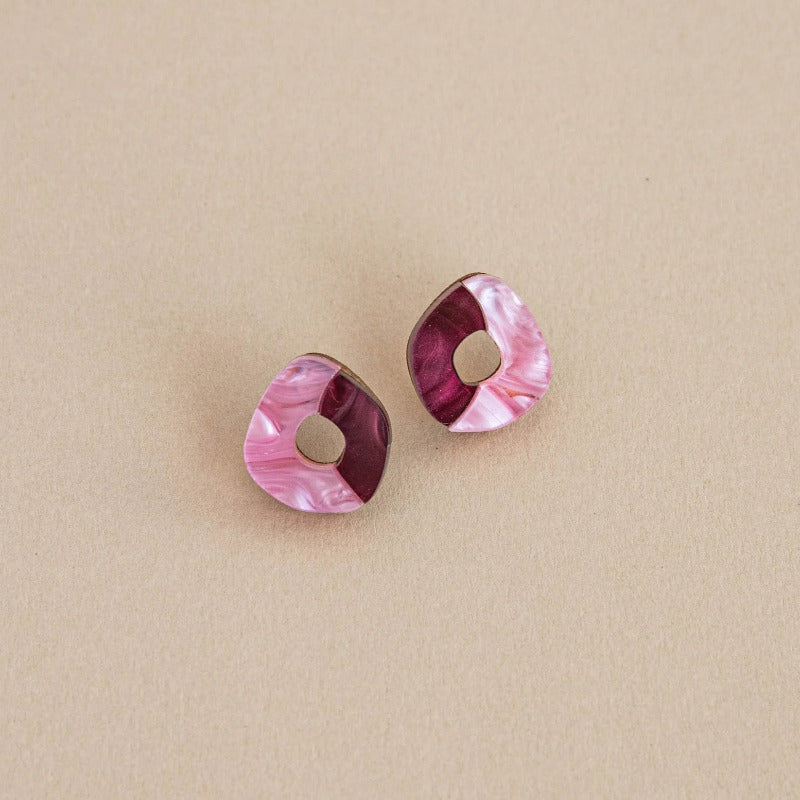 Oh shaped stud earrings. Marble effect, half berry and half pink