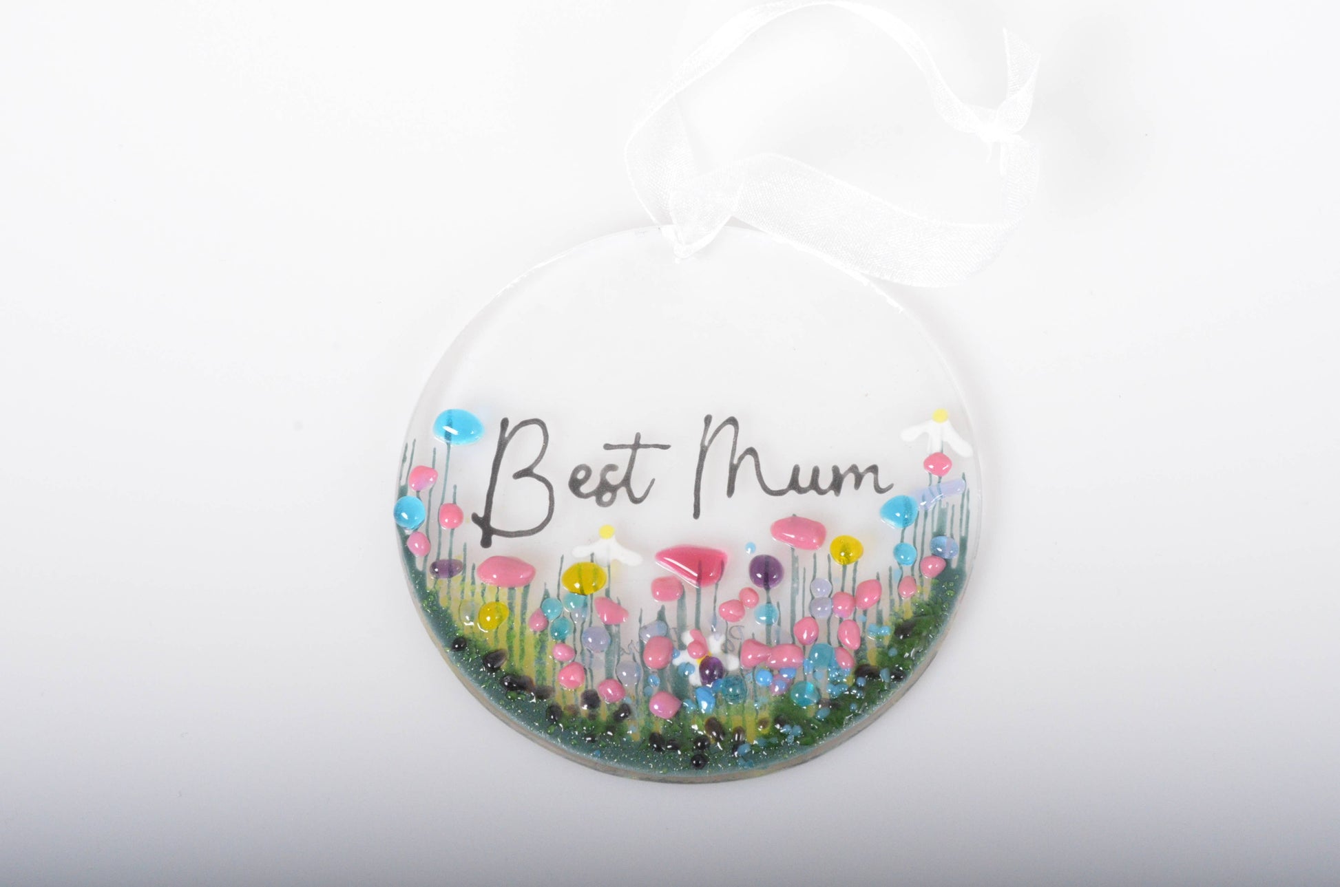Round decorative item with 'Best Mum' text and floral design on a white background