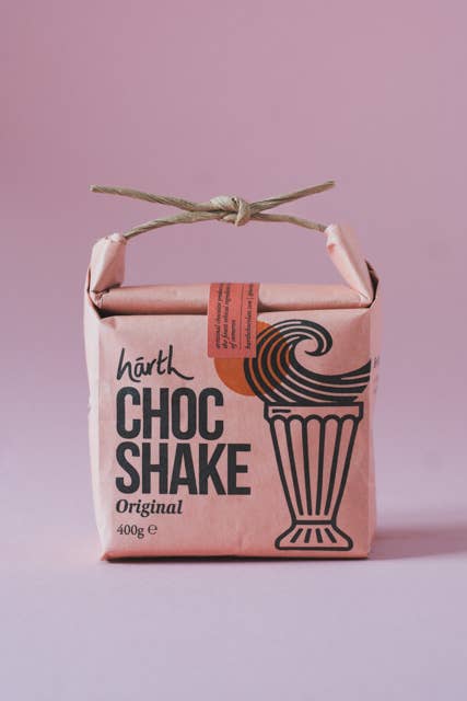 Hästhoggs Choc Shake packaging on a pink background
