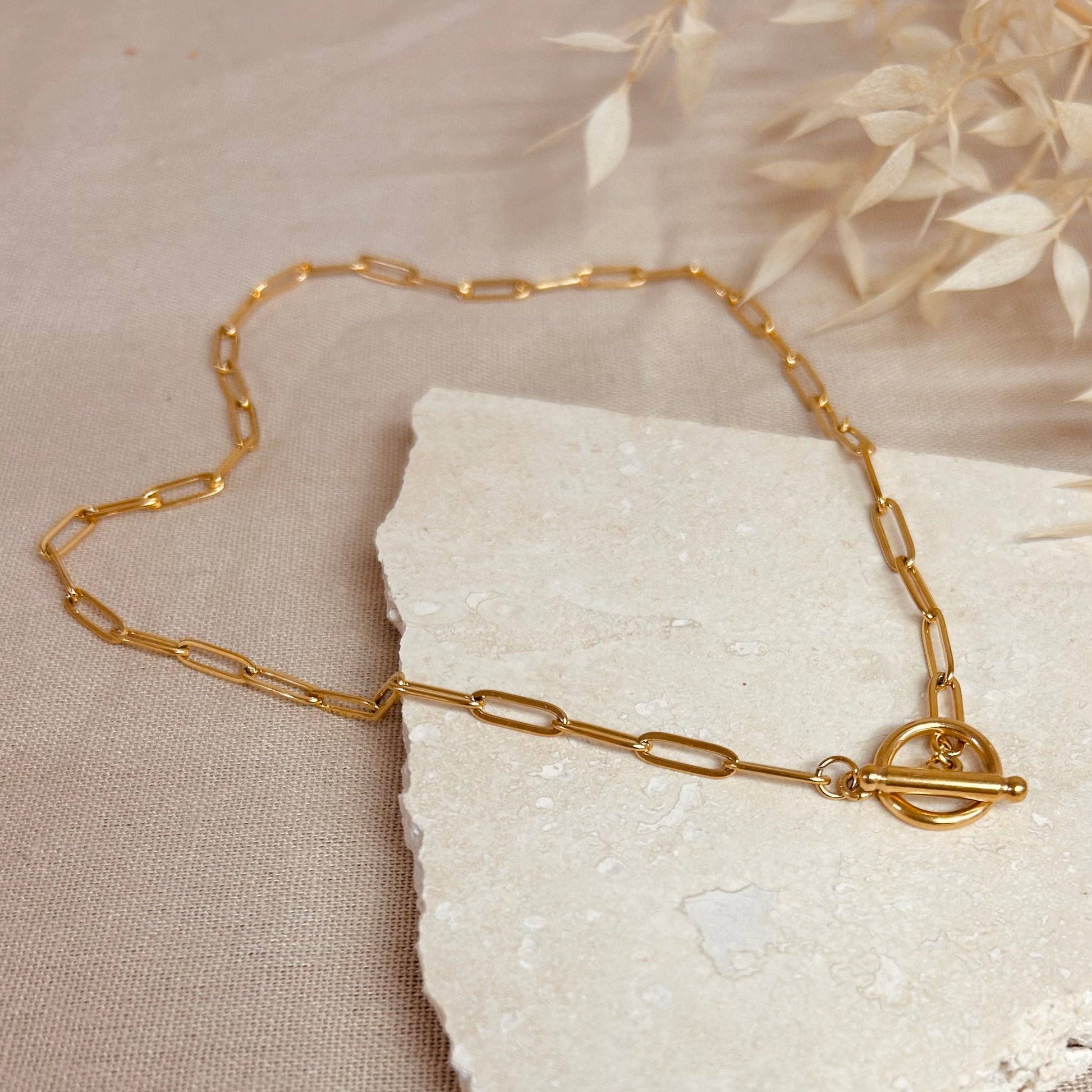 Bar clasp chain necklace in 18 karat plated gold.