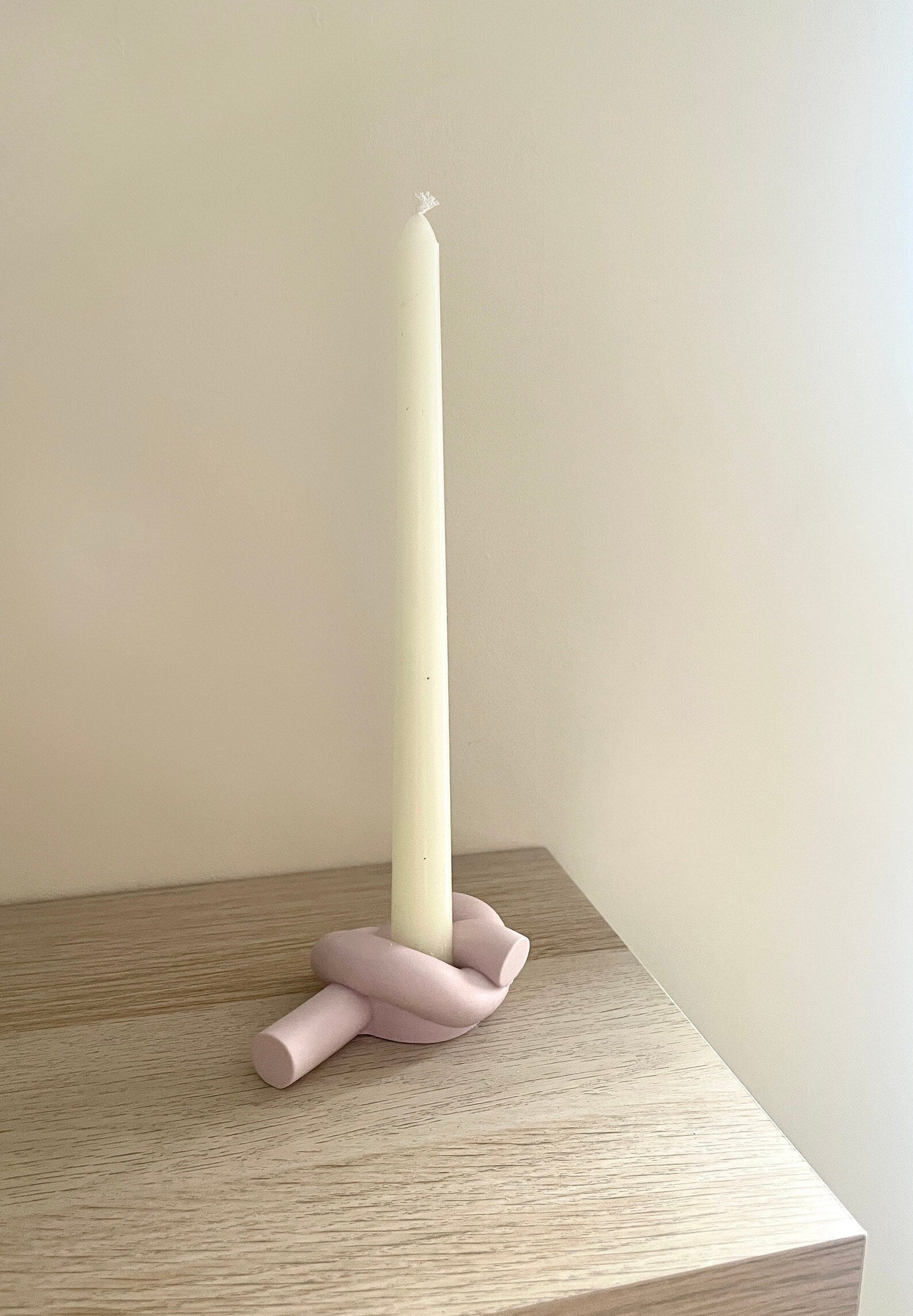 Knot shaped jesomite candlestick holder in Cream or Lilac