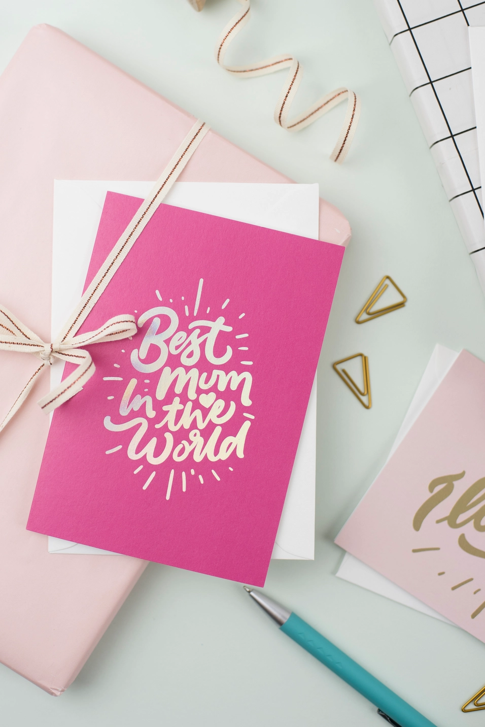 A vivid pink background with irredescent Best Mum in the World Card