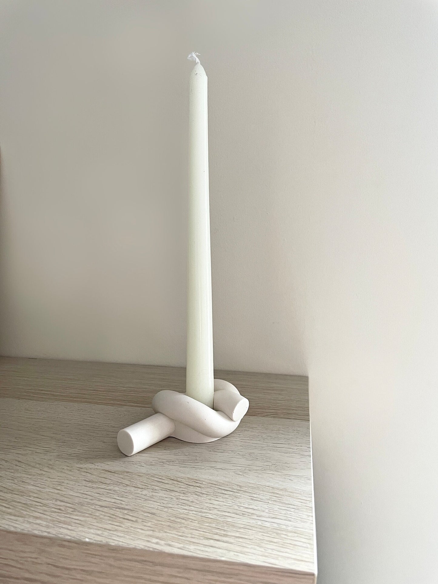 Knot shaped jesomite candlestick holder in Cream or Lilac